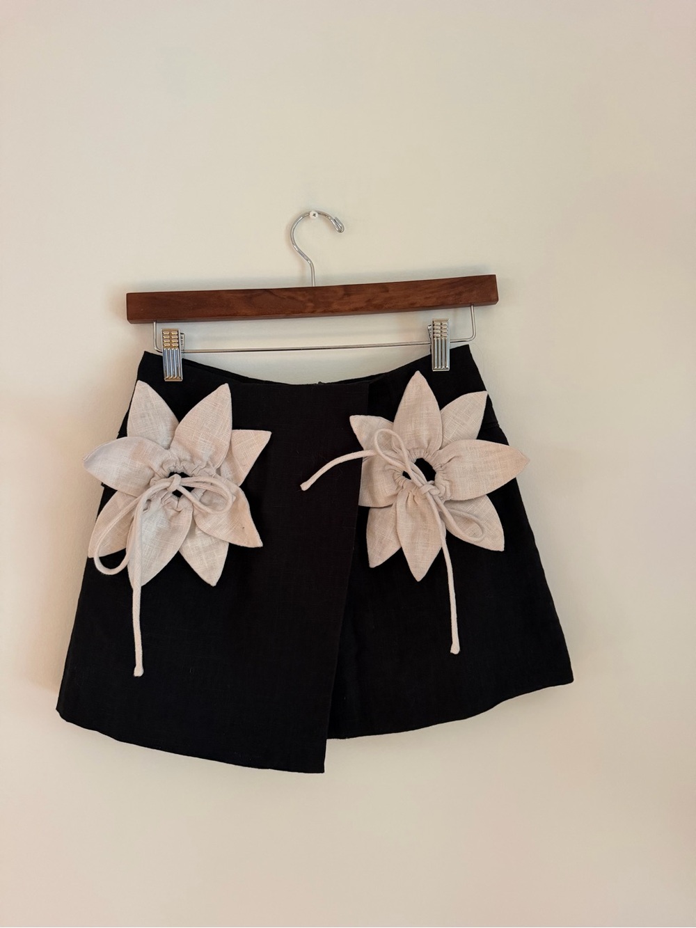 Anthropologie Aureta Linen Lilly Flower Appliqués Corsage Black Mini Skirt XS - Picture 4 of 7